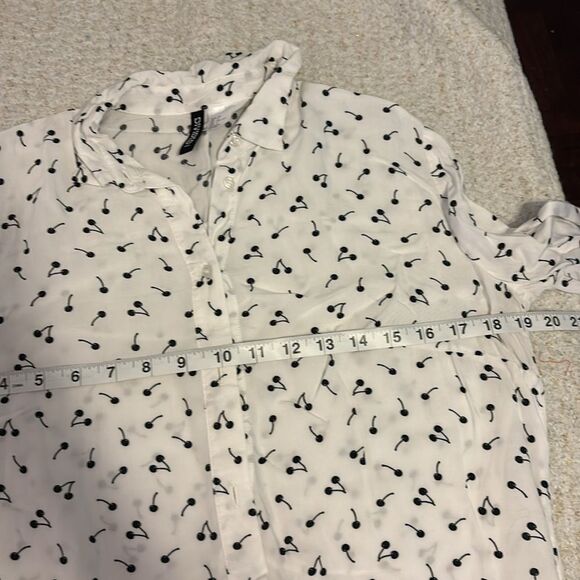 Divided by H&M White and Black Button Down Cherry Shirt Size 2 - Picture 6 of 6